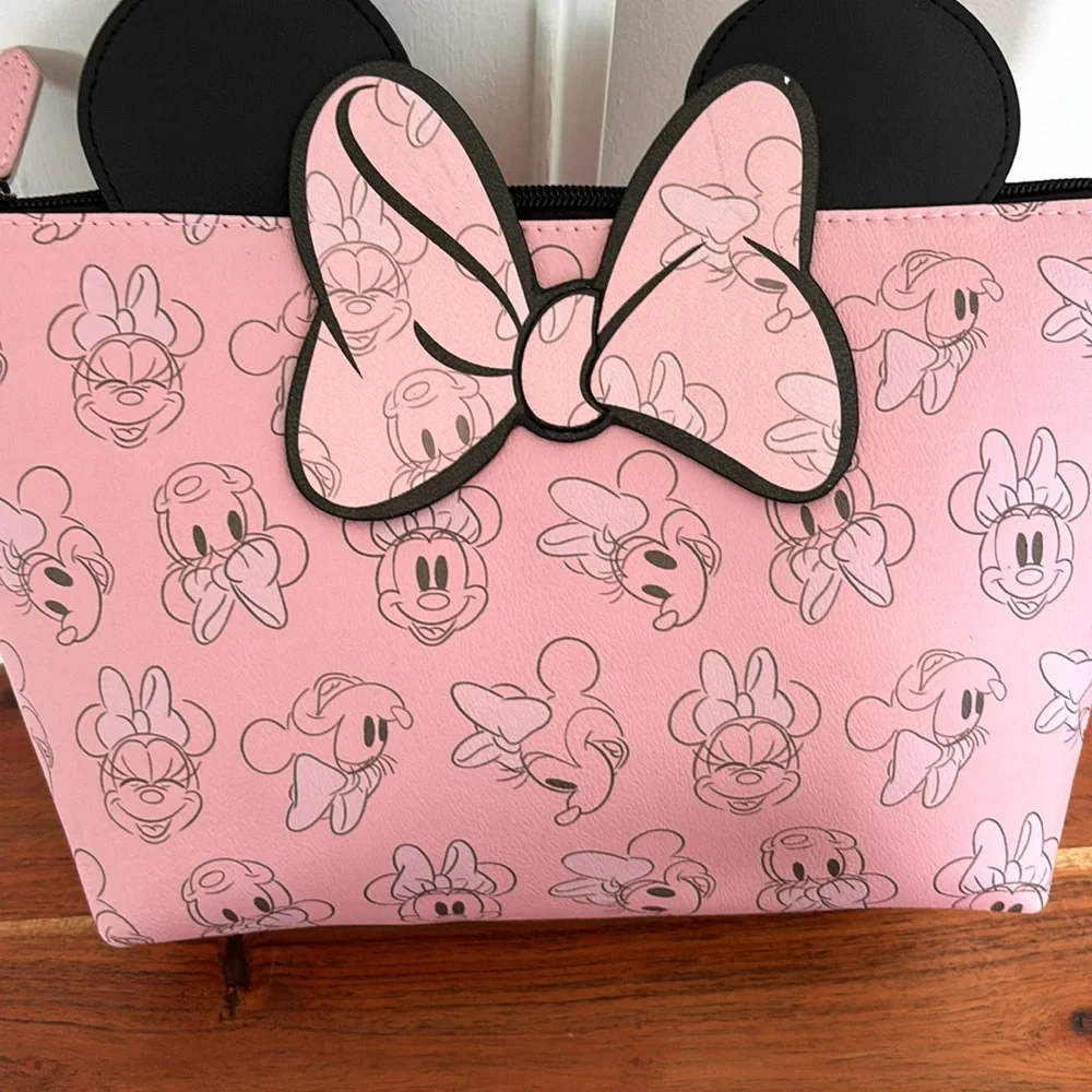 NWT Minnie Mouse cosmetic bag; pink with black ears! Zippered